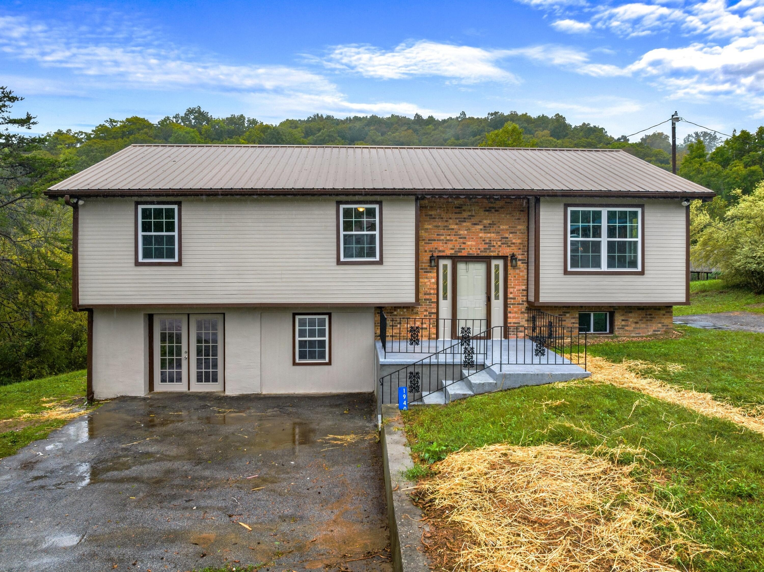 Single Family 5BR 2BA - 1940 Main Street, Sneedville, TN