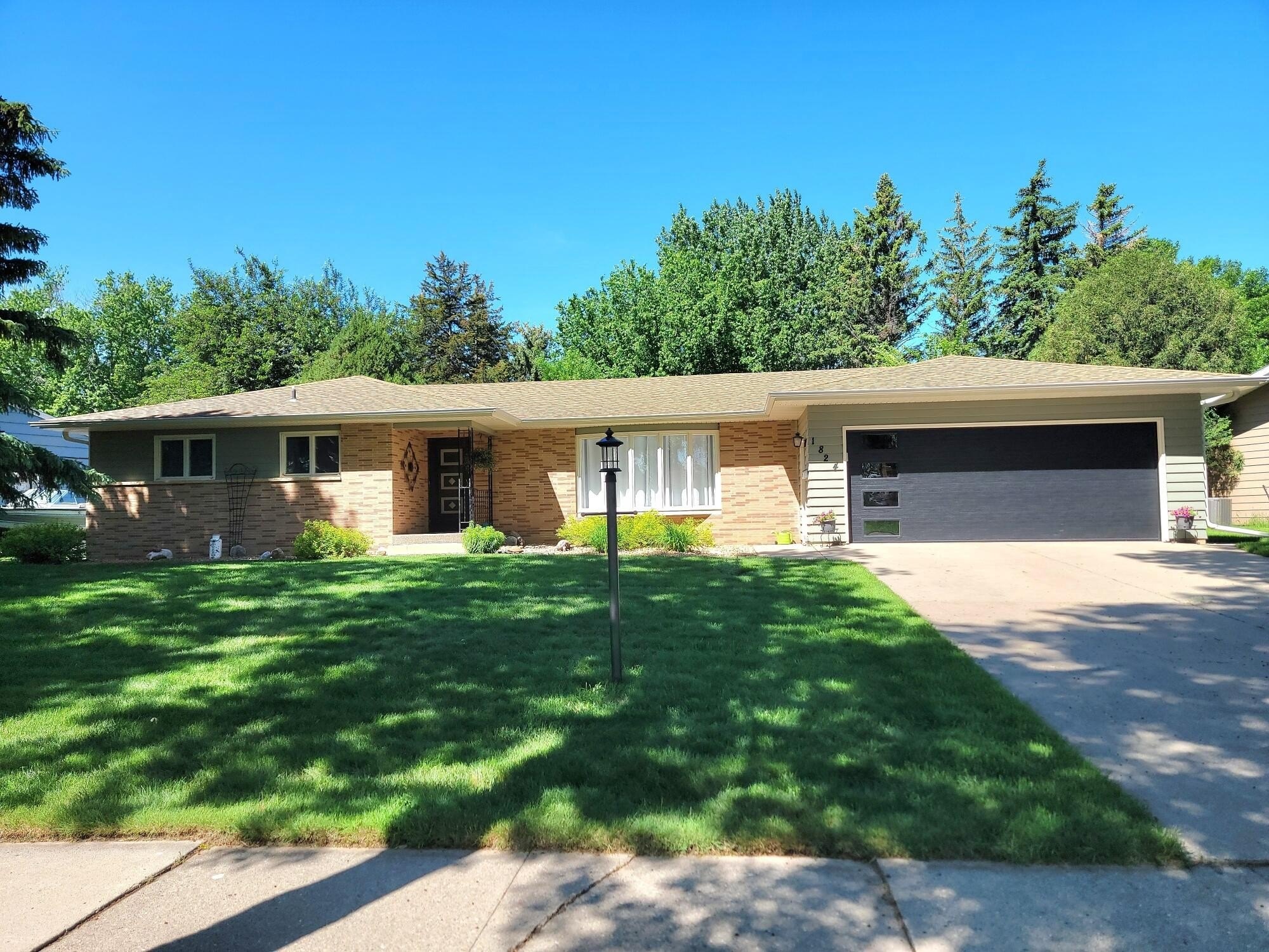 Single Family 4BR 3BA - 1824 Eisenhower Circle, Aberdeen, SD