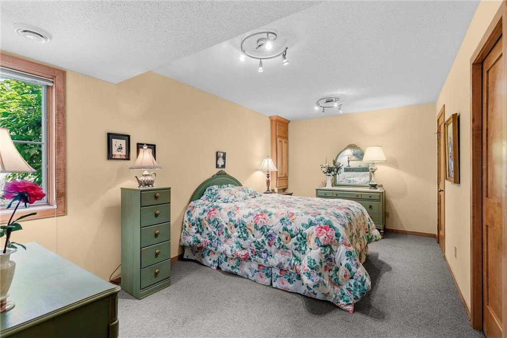 Single Family 4BR 3BA - 15 Hawthorne Court, North Oaks, MN