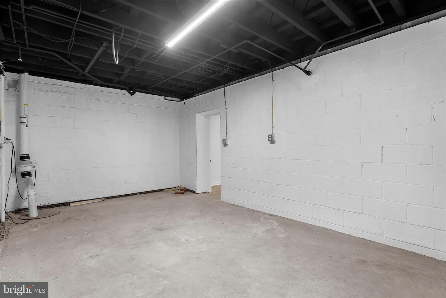 Single Family 4BR 3BA - 5717 GISCHEL ST, BALTIMORE, MD