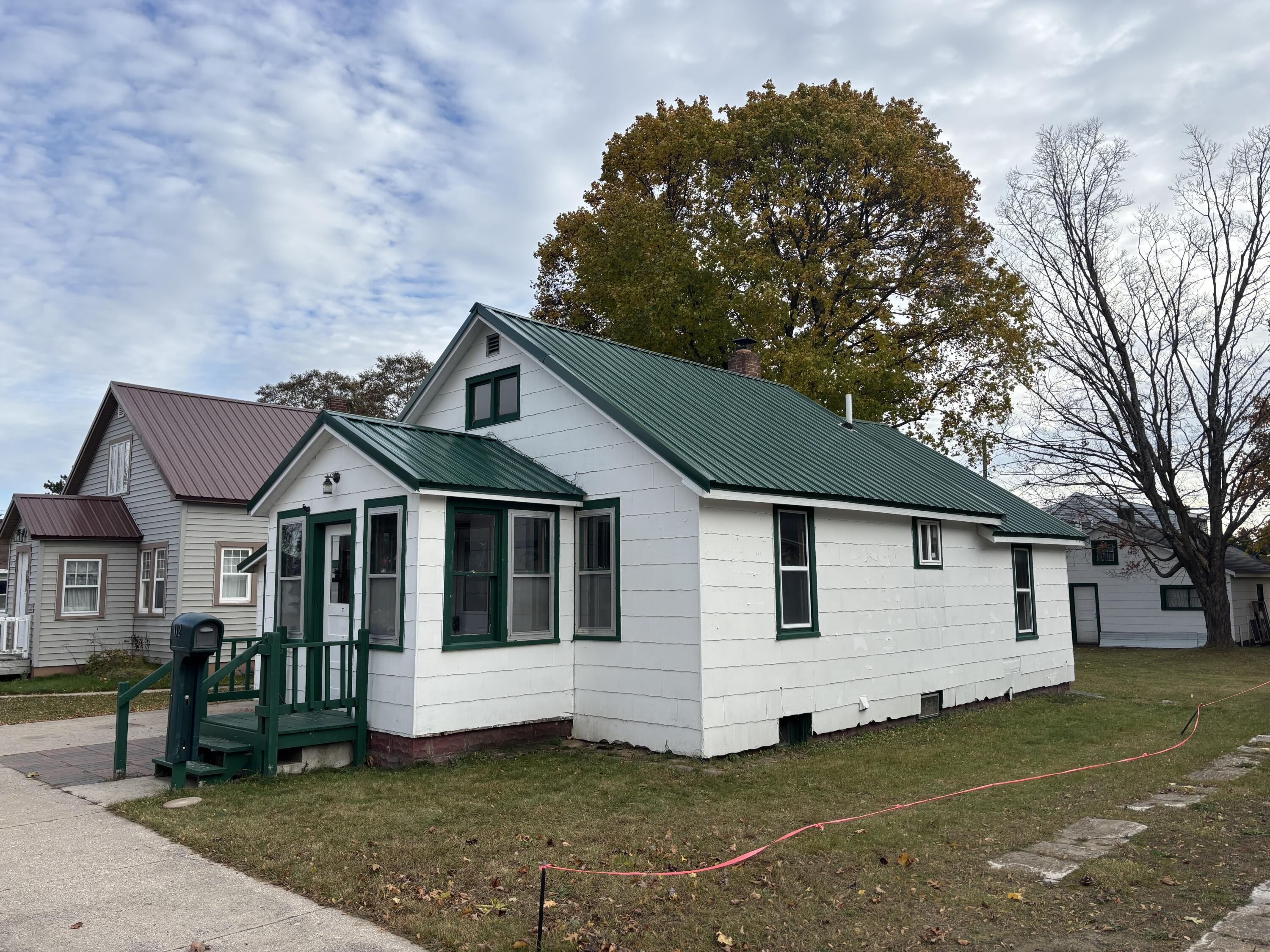 Single Family 2BR 1BA - 112 E Avenue B, Newberry, MI