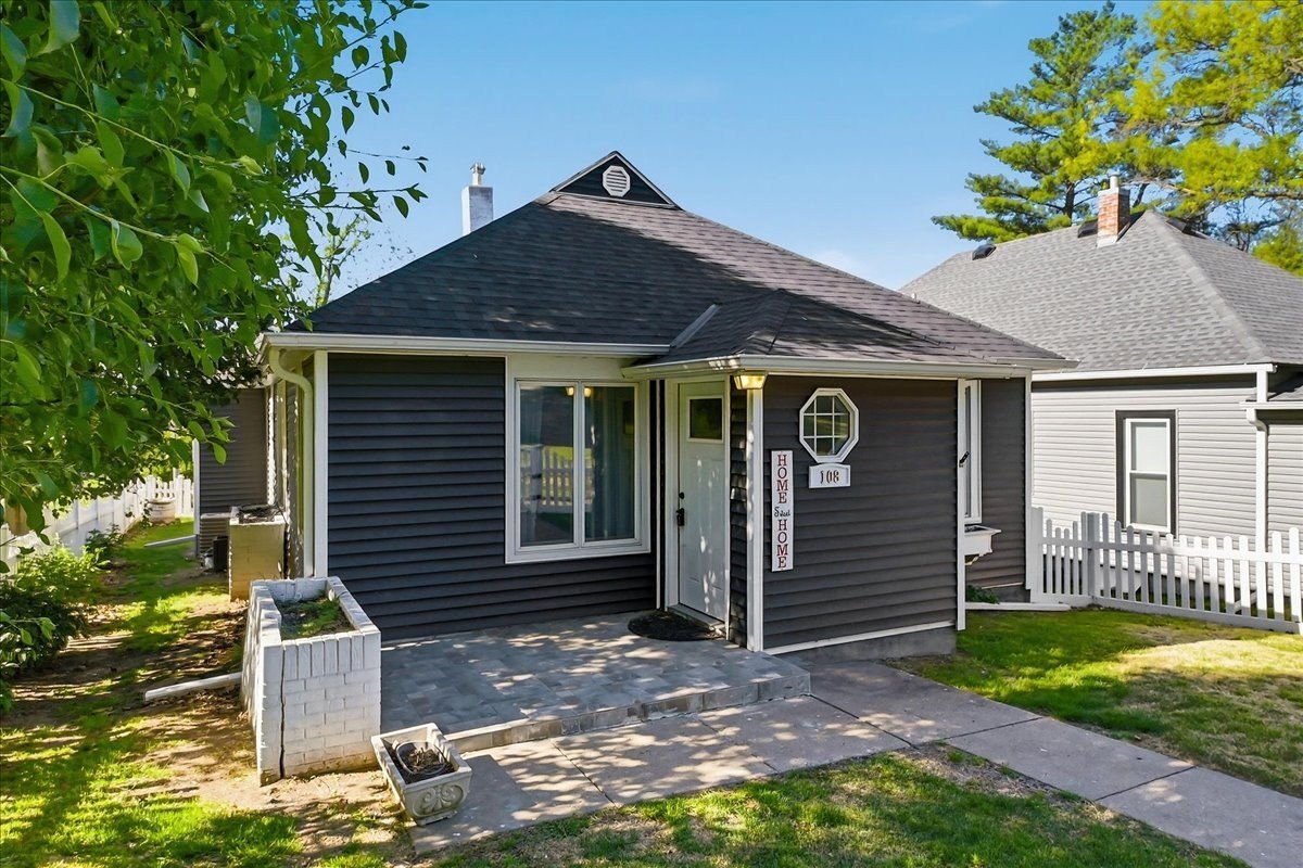 Single Family 2BR 3BA - 108 E 6th St, Malvern, IA