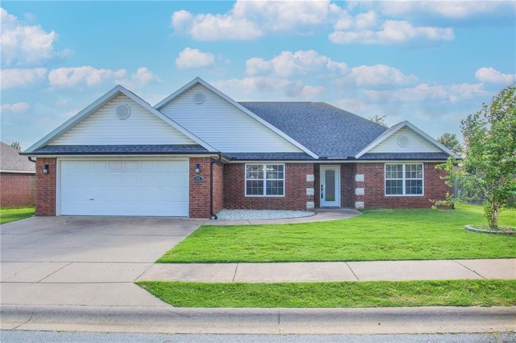 696 E Thornstone Ave