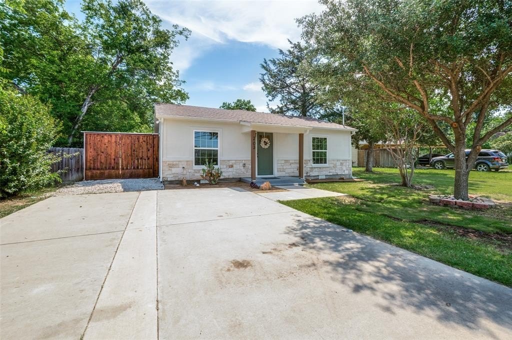 Single Family 3BR 2BA - 203 S Waxahachie Street, Mansfield, TX
