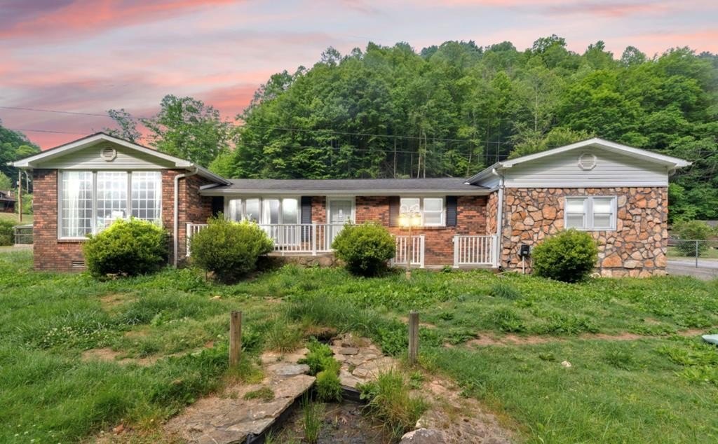 Single Family 3BR 1BA - 346 Laurel Fork Lane, Hyden, KY
