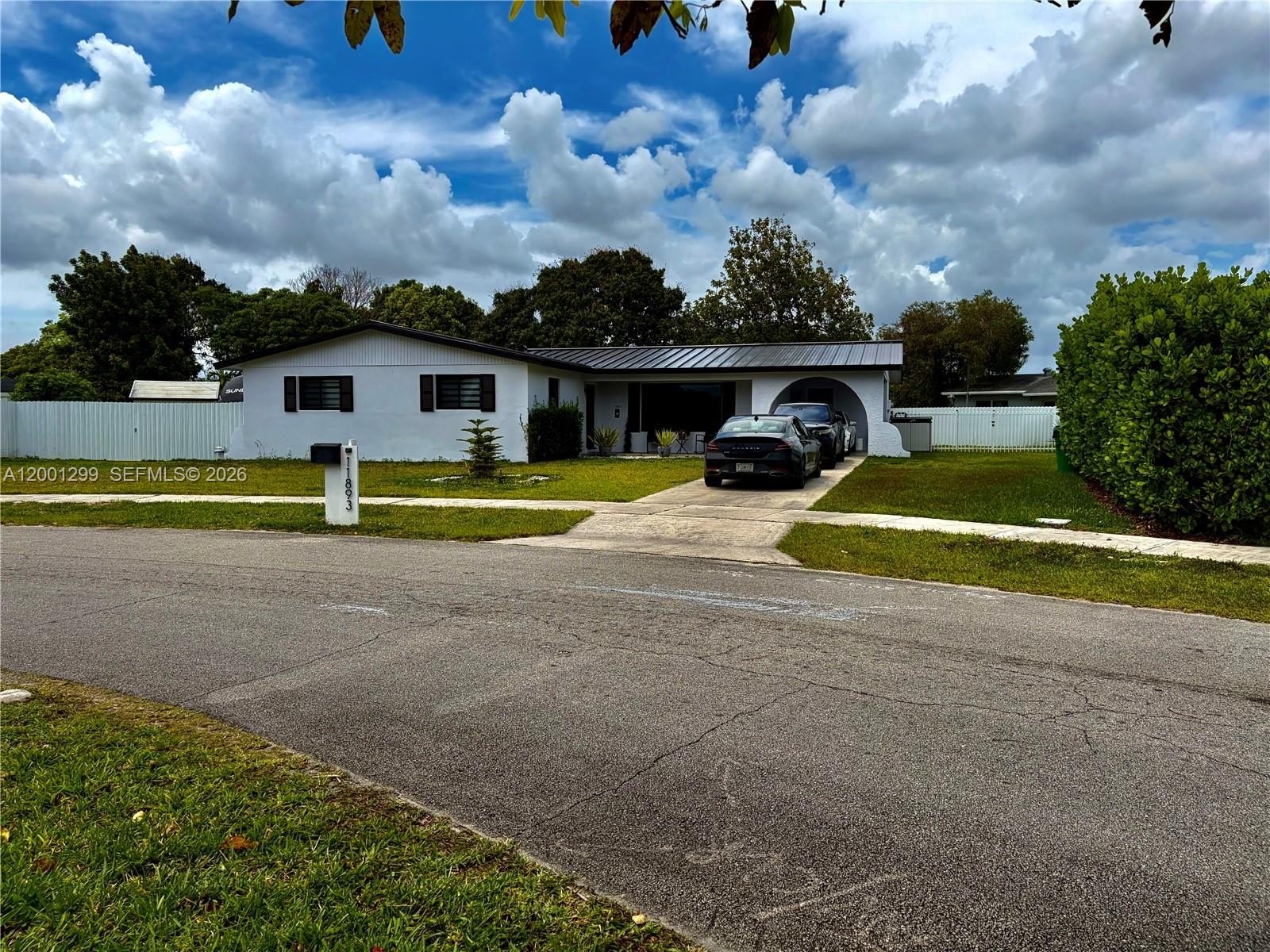 Single Family 4BR 2BA - 11893 SW 197th St, Miami, FL