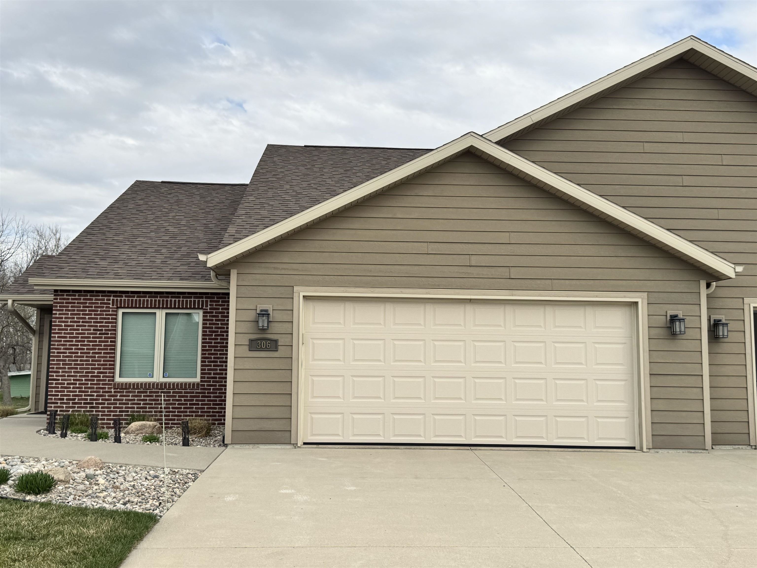 Single Family 3BR 3BA - 306 Prairie Bluff Dr, Sergeant Bluff, IA