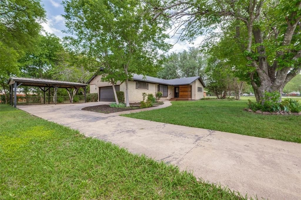 Single Family 3BR 2BA - 1533 E Springcrest Circle, Lancaster, TX