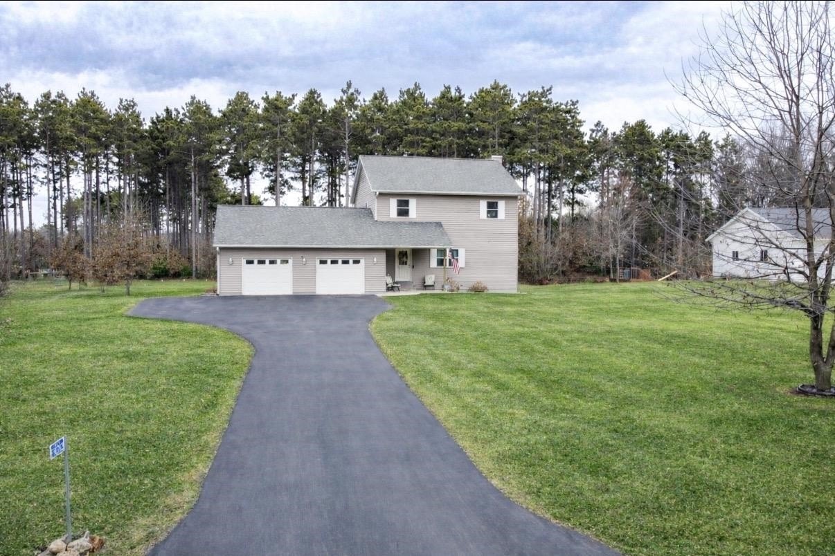 Single Family 4BR 4BA - E10282 Greimel Road, Baraboo, WI