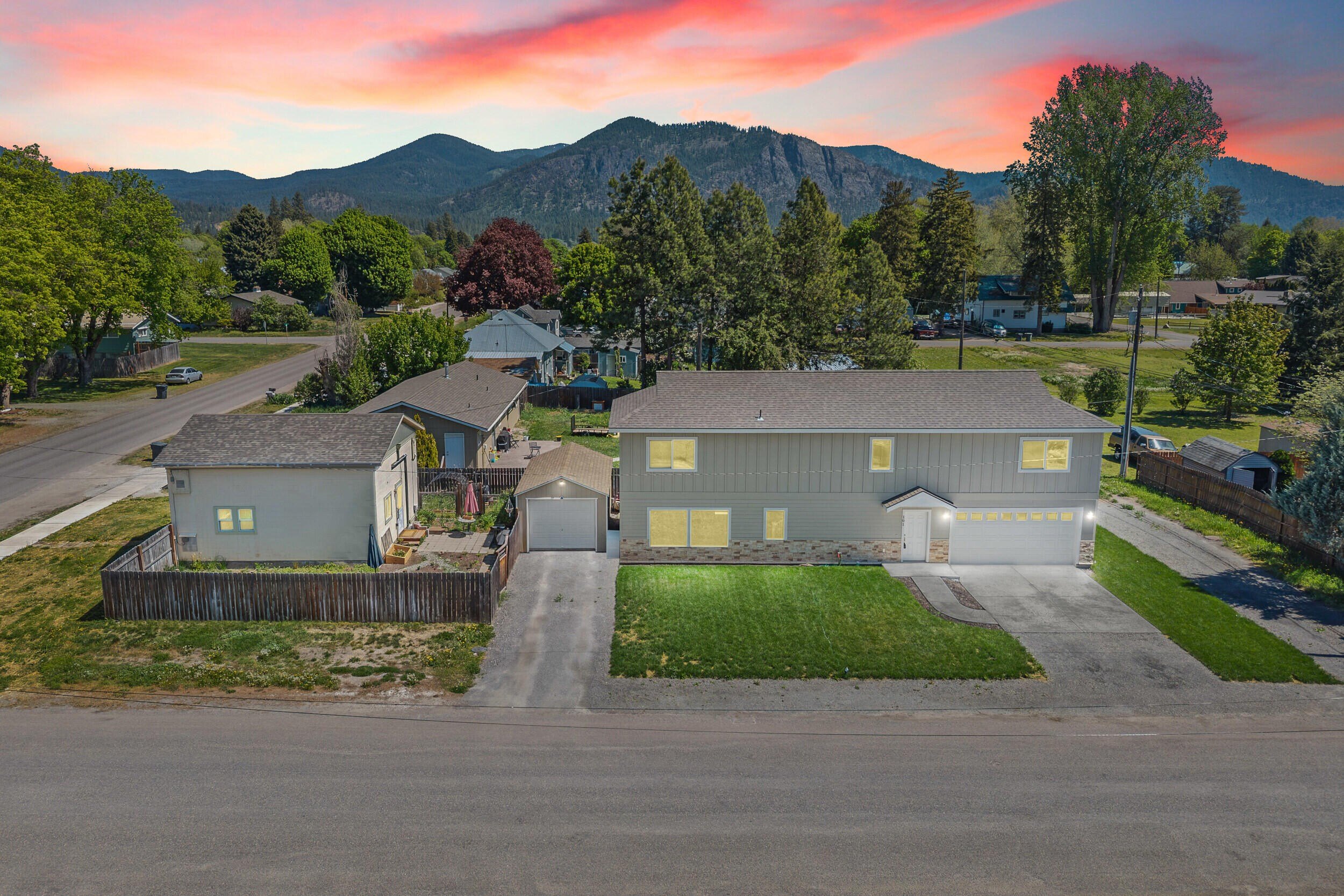Single Family 3BR 3BA - 915 MAIN AVE, CHEWELAH, WA