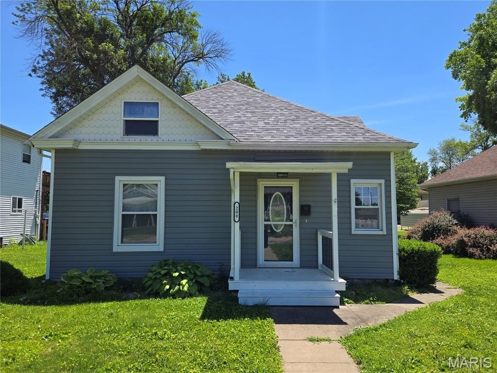 Single Family 3BR 1BA - 208 E Elm Street, Gillespie, IL