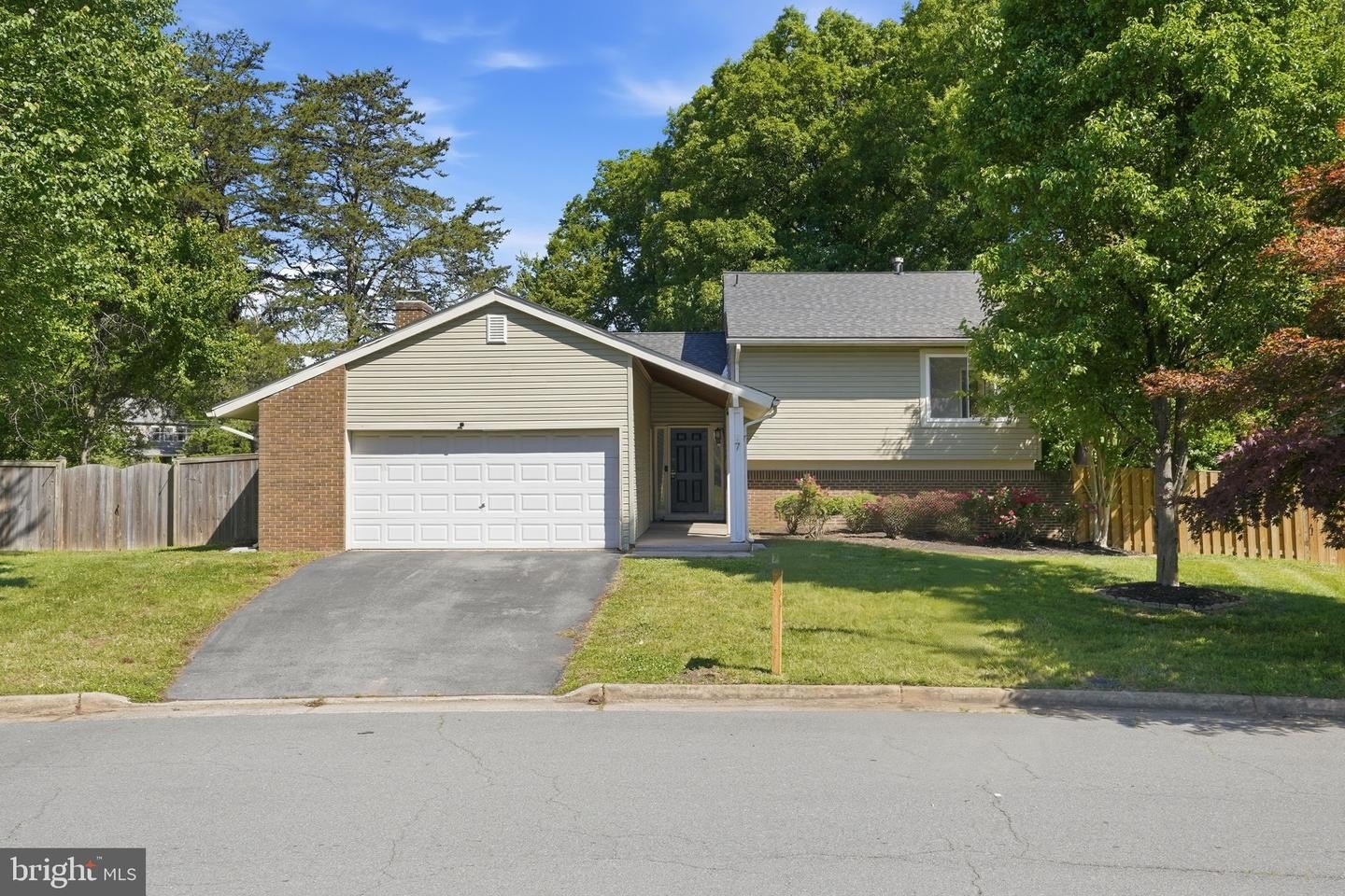 Single Family 4BR 3BA - 7 ABBEY CIR, STERLING, VA