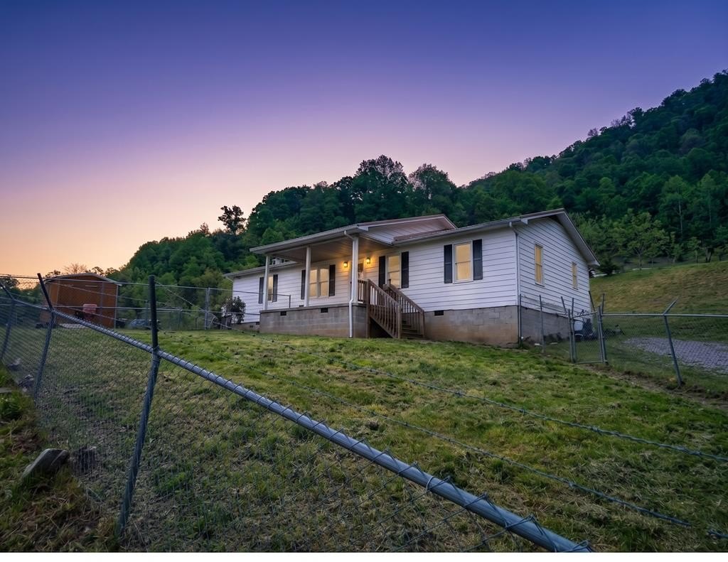 Single Family 3BR 2BA - 105 Dry Hill, Jenkins, KY