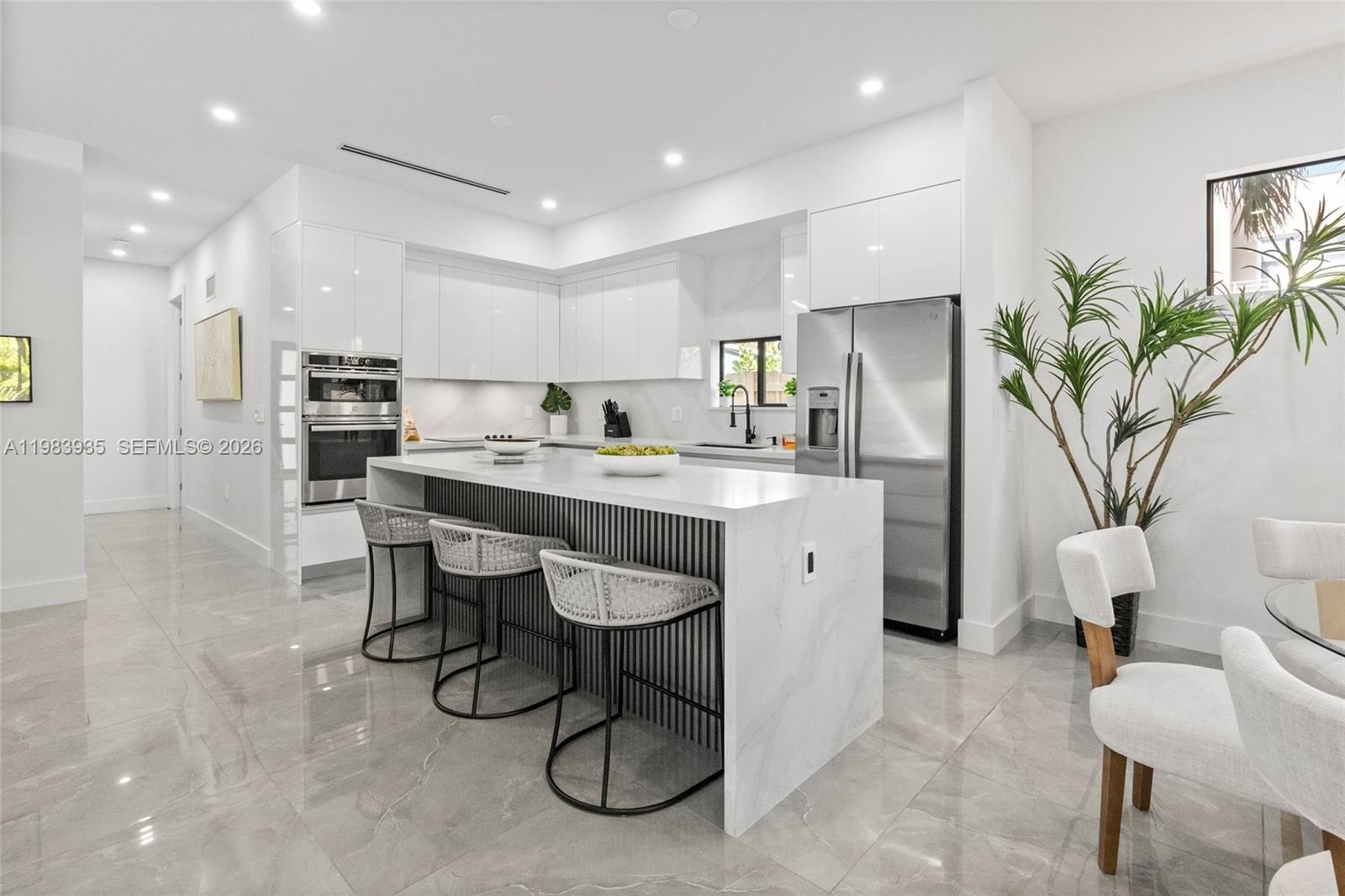 Single Family 4BR 4BA - 325 SW 16th St, Fort Lauderdale, FL