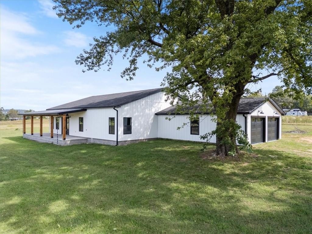 Single Family 3BR 3BA - 22372 North Road, Summers, AR