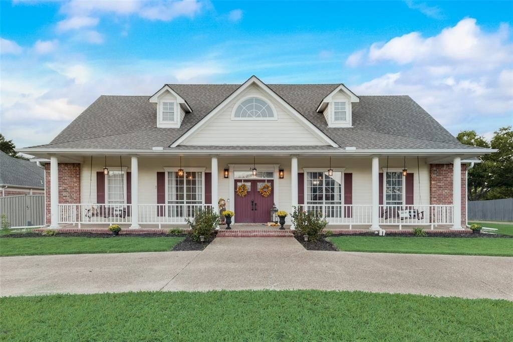 Single Family 6BR 4BA - 2100 Lakeridge Circle, Ennis, TX