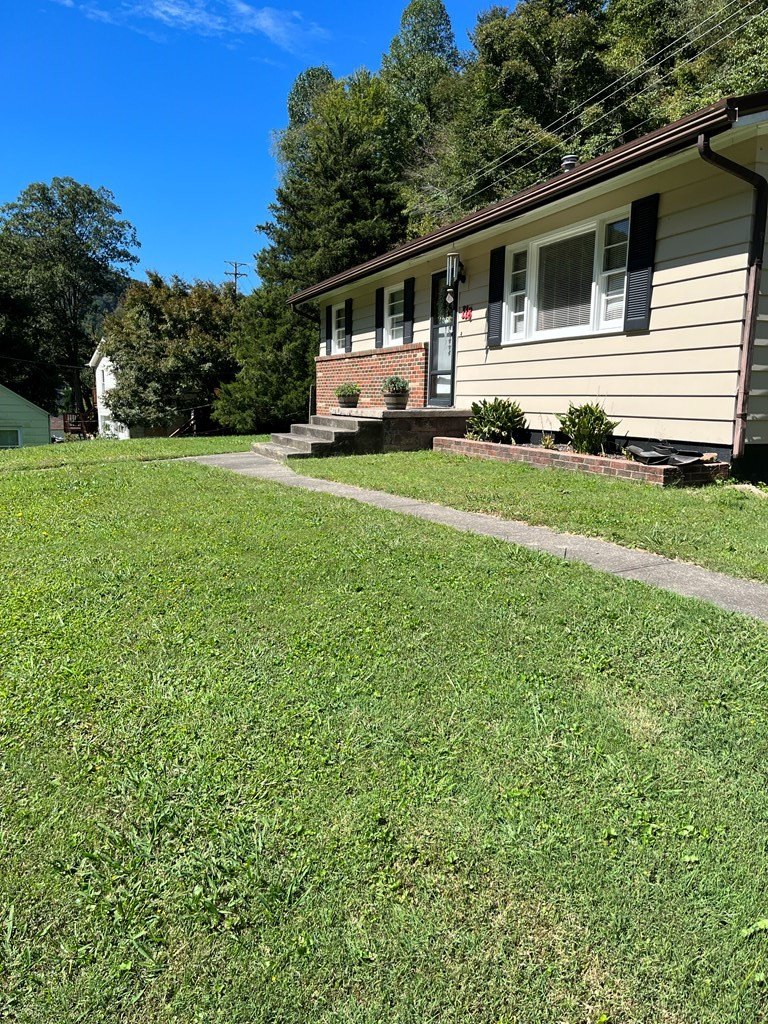 Single Family 3BR 1BA - 118 Happy Valley Road, South Williamson, KY