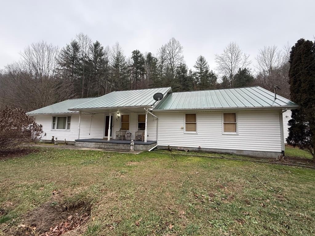 Single Family 4BR 3BA - 47 Orchard Branch, Oil Springs, KY