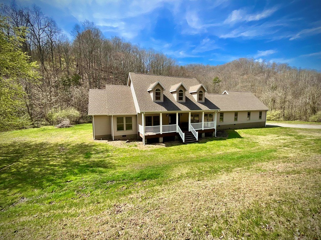 Single Family 4BR 3BA - 1998 Broad Bottom Rd, Pikeville, KY