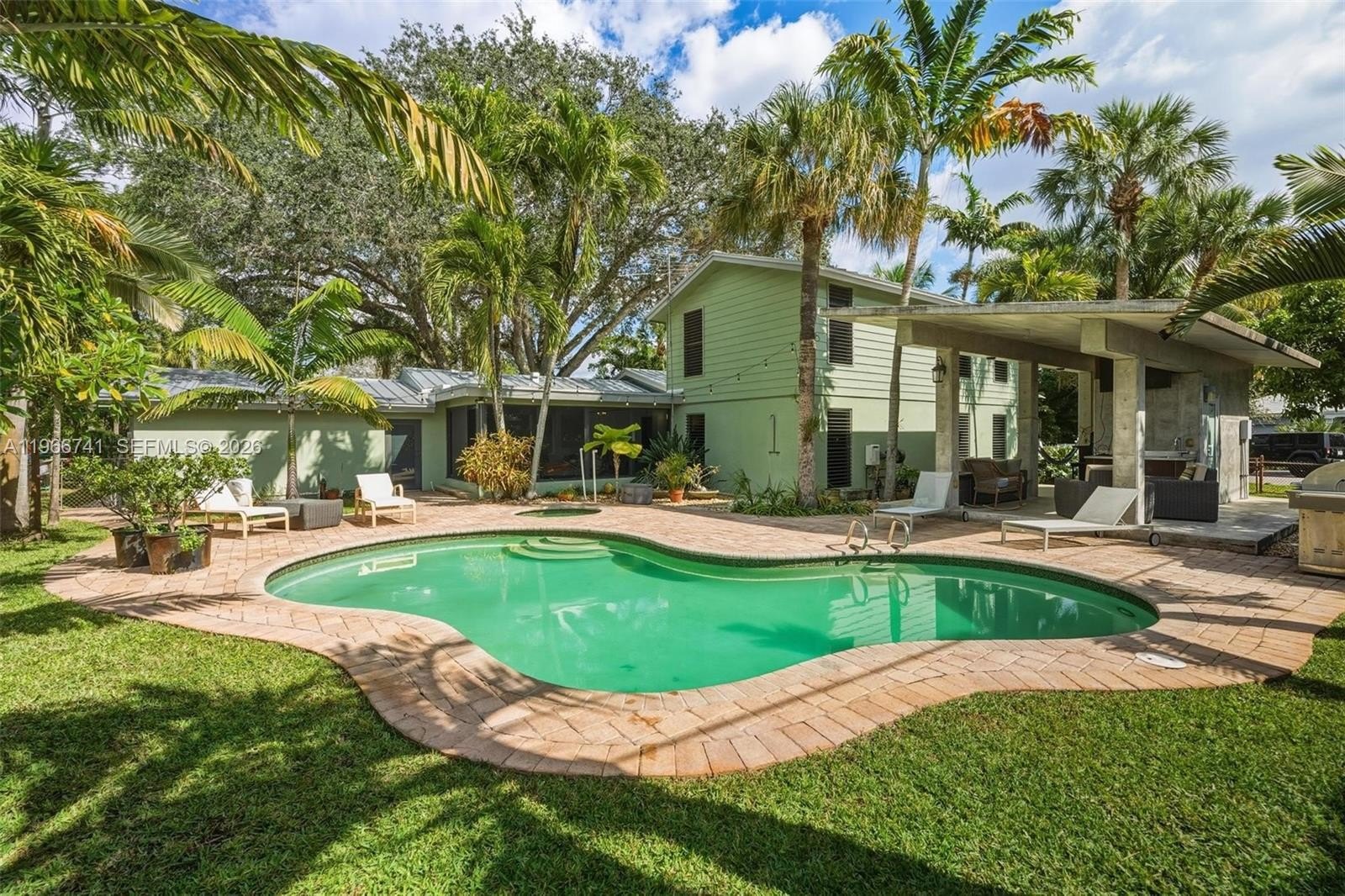 Single Family 4BR 3BA - 1400 SW 12th Ct, Fort Lauderdale, FL