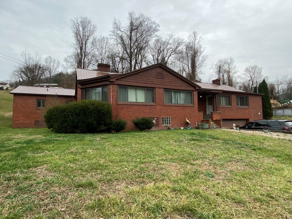 Single Family 4BR 3BA - 1247 Rt. 49, Matewan, WV