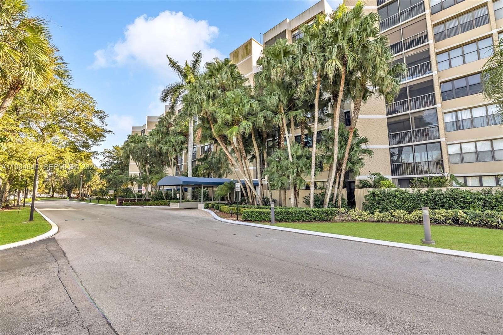 Condo 2BR 3BA - 16300 Golf Club Rd, Weston, FL