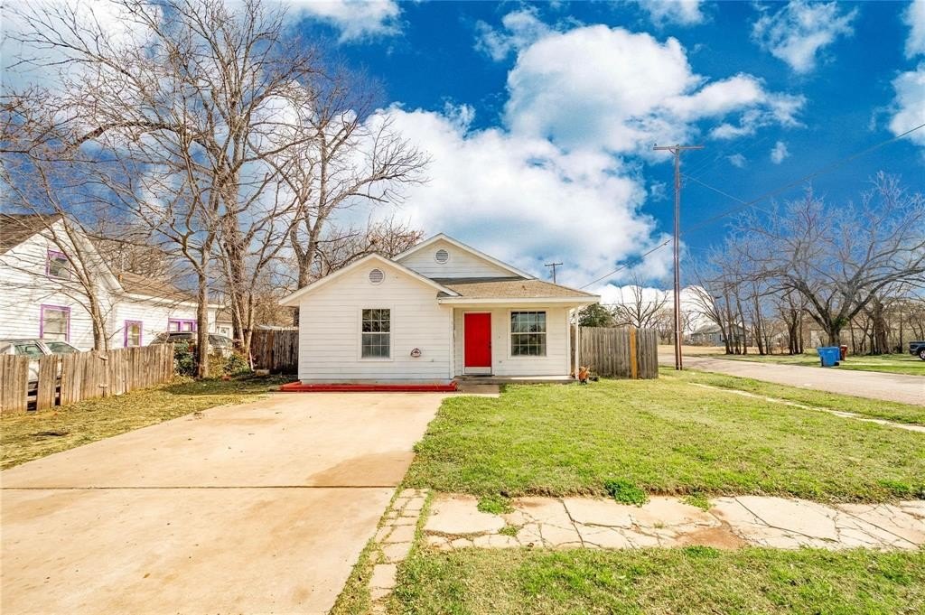 Single Family 3BR 2BA - 701 E College Street, Sherman, TX
