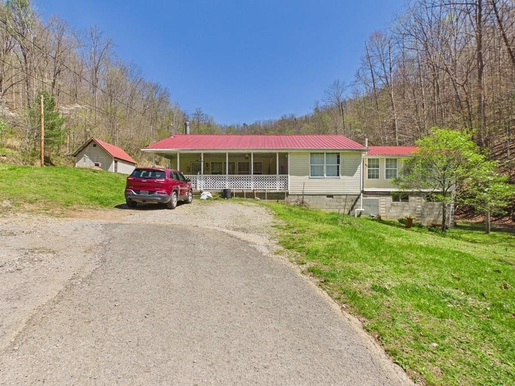 Single Family 5BR 2BA - 350 DeadFall Br, Meally, KY