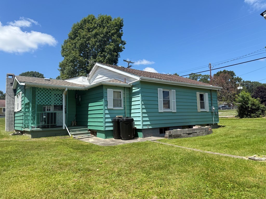 Single Family 3BR 1BA - 215 BURDISS STREET, COAL CITY, WV