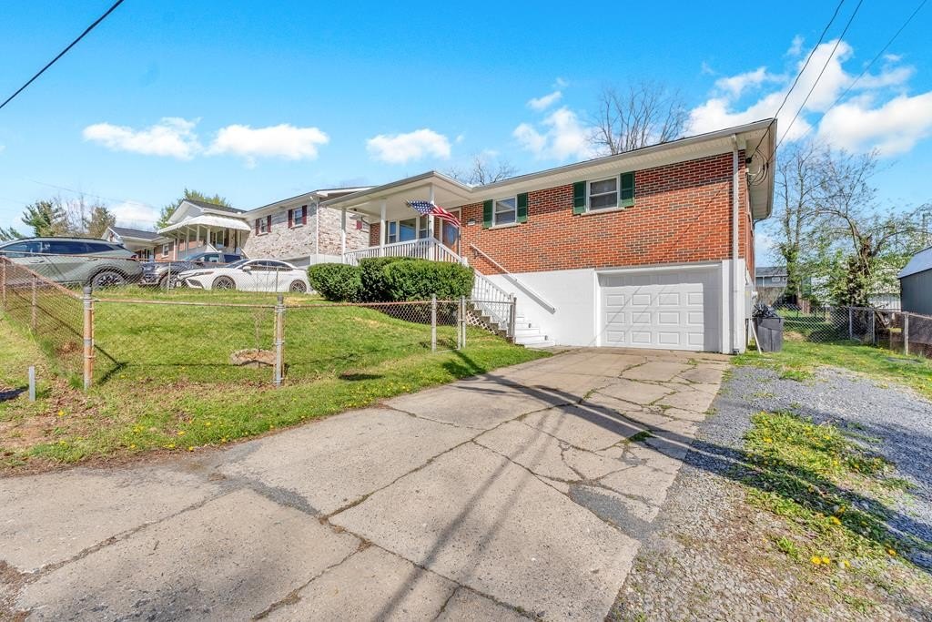 Single Family 3BR 1BA - 101 Lauren Ave, BECKLEY, WV