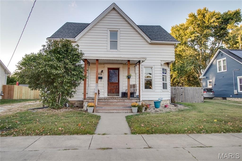 Single Family 4BR 3BA - 315 E Prairie Street, Jerseyville, IL