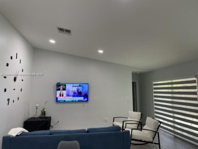 Single Family 2BR 2BA - 6396 Royal Woods Dr, Fort Myers, FL