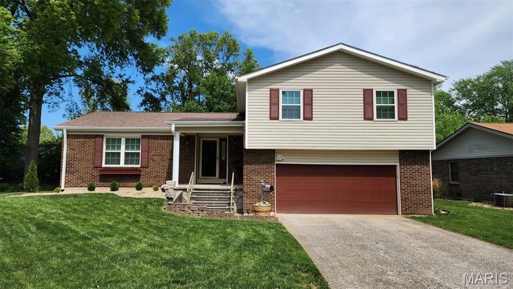 Single Family 4BR 3BA - 44 Belle Crest Drive, Belleville, IL