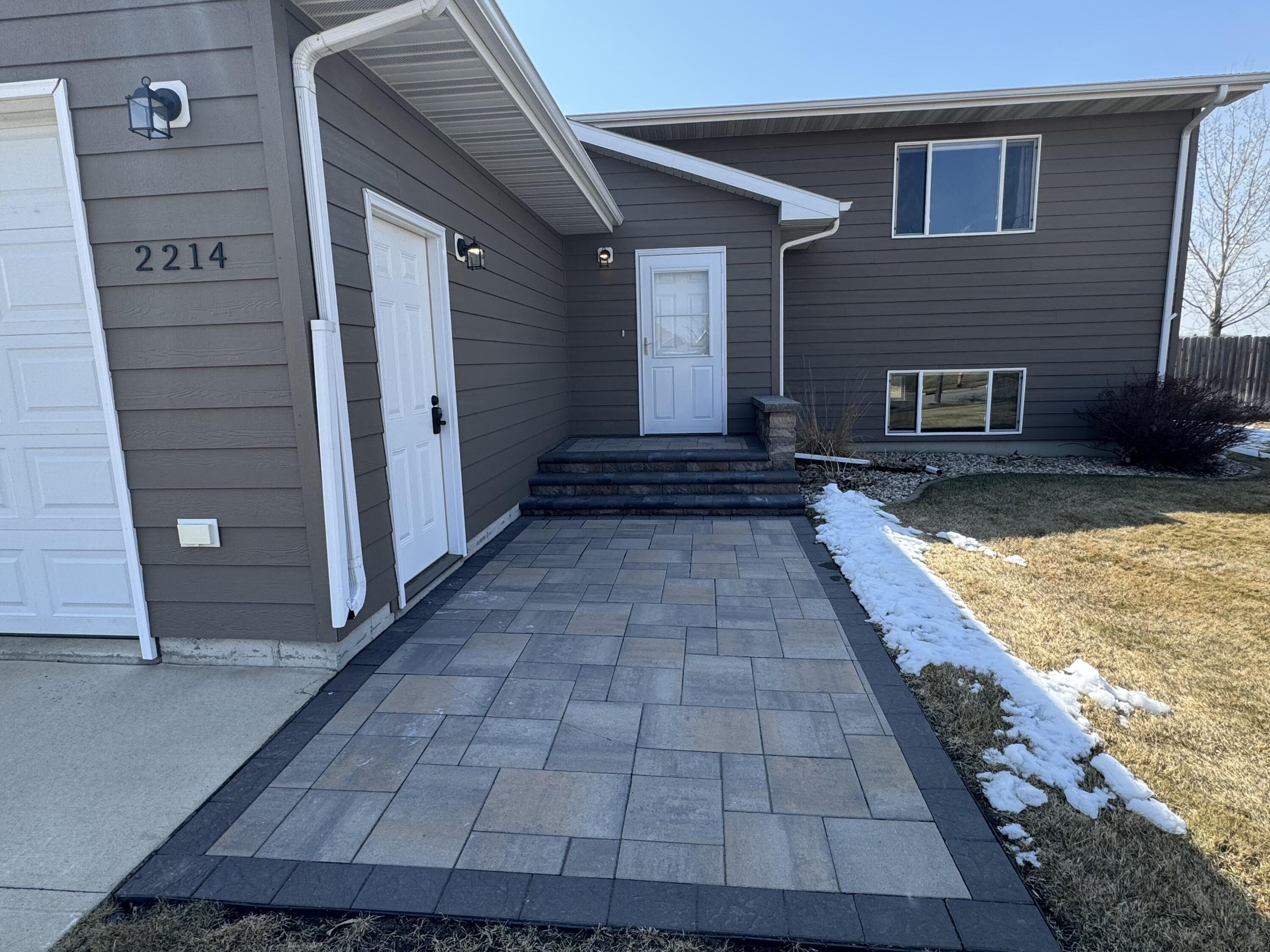 Single Family 4BR 2BA - 2214 S Lawson Street, Aberdeen, SD
