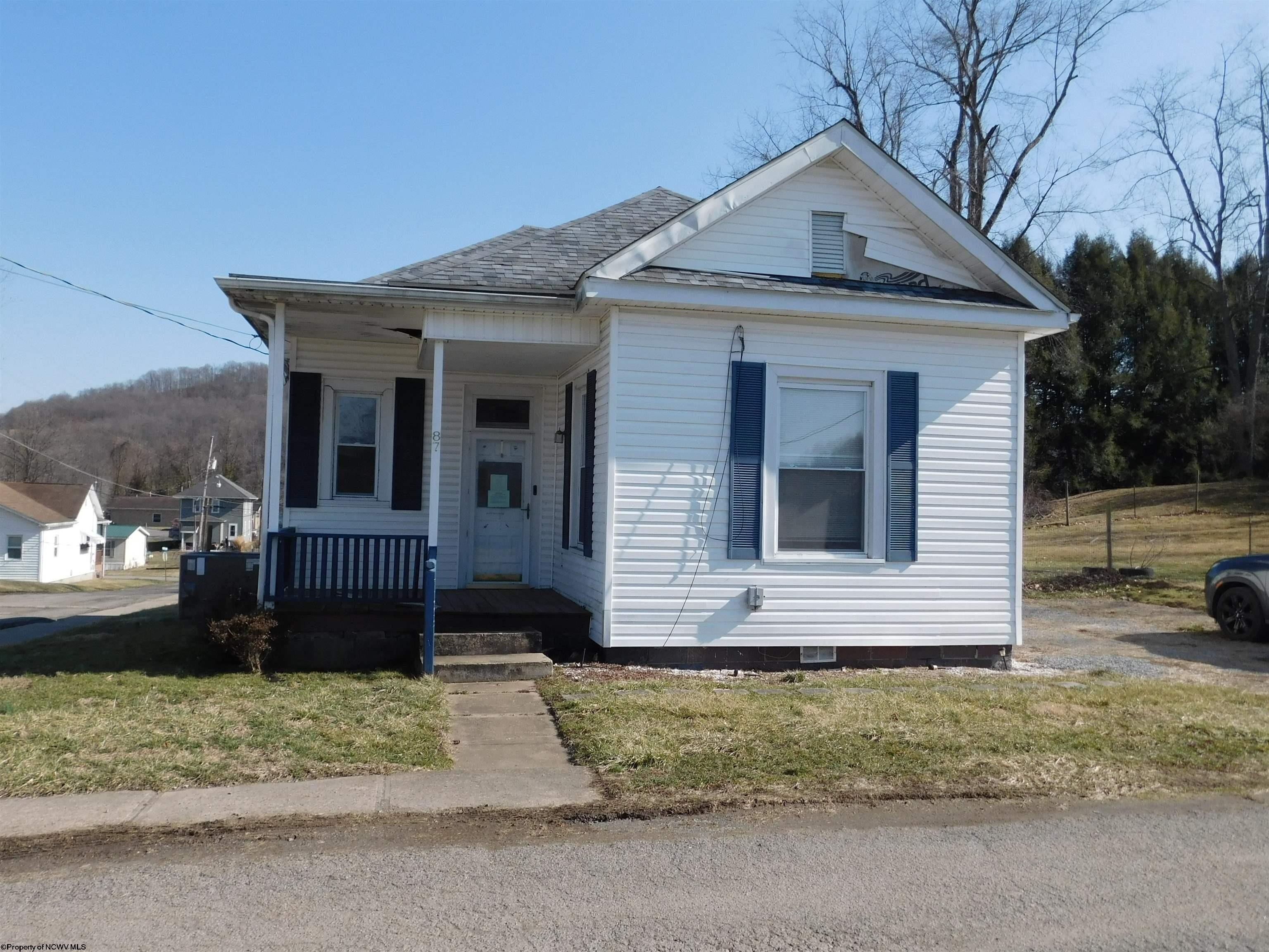Single Family 2BR 1BA - 301 Lyndon Street, Lumberport, WV