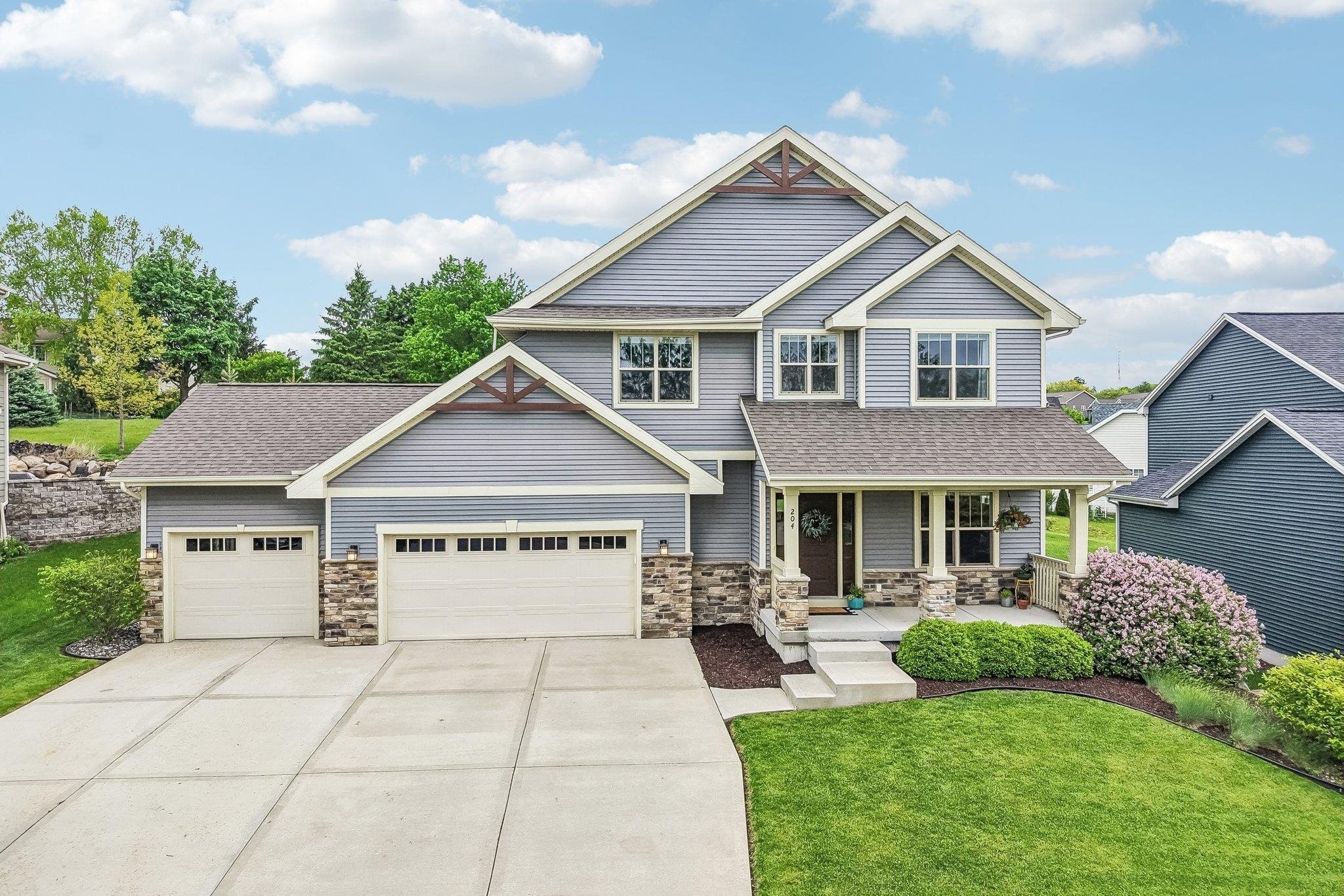 Single Family 4BR 4BA - 204 Westmorland Drive, Mount Horeb, WI