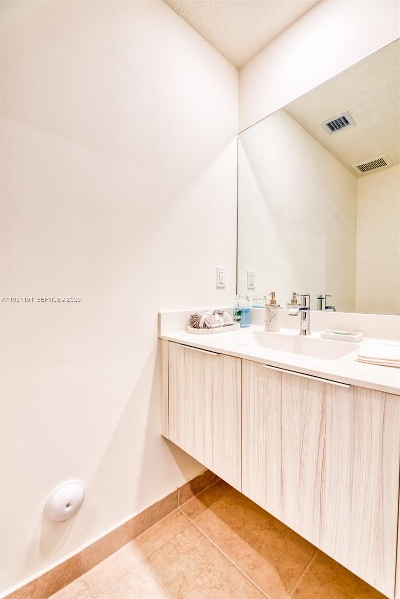 Condo 2BR 3BA - 7831 NW 104th Ave, Doral, FL