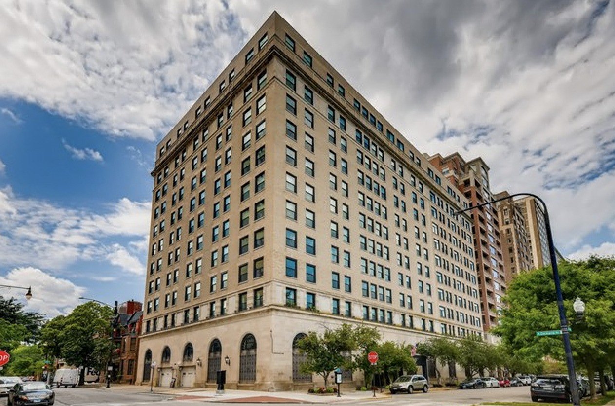 2100 N Lincoln Park West