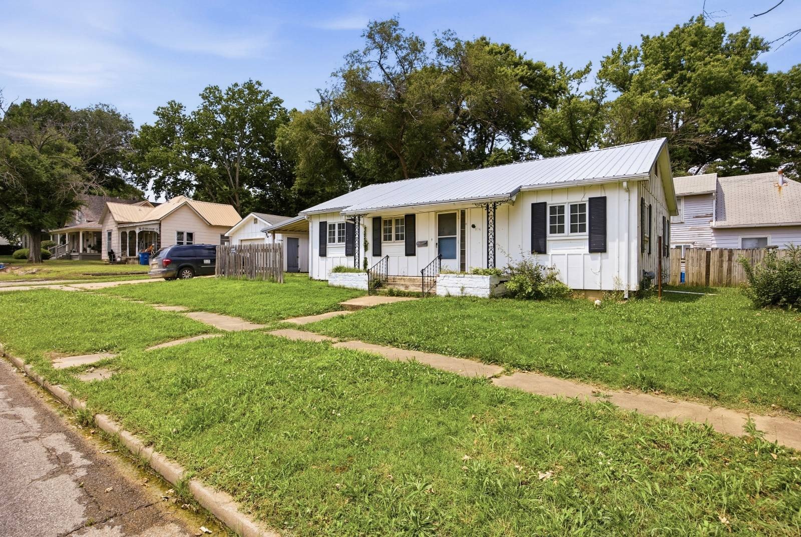 Single Family 2BR 1BA - 304 W 7th St, Chanute, KS