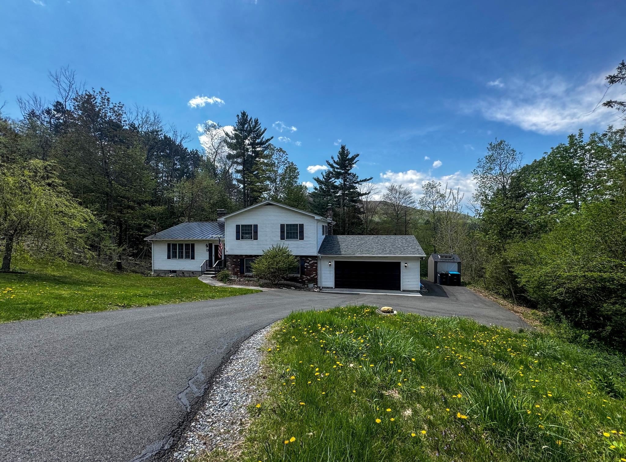 Single Family 4BR 3BA - 131 Pine Circle, Bennington, VT