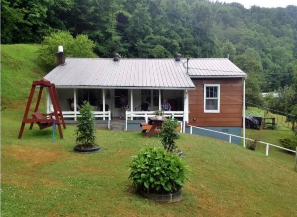 Single Family 3BR 1BA - 821 Runnels Branch, Littcarr, KY