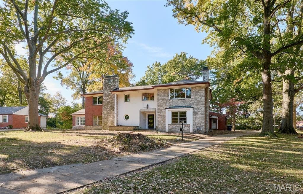 Single Family 4BR 4BA - 84-86 Bellerive Acres, Bellerive, MO