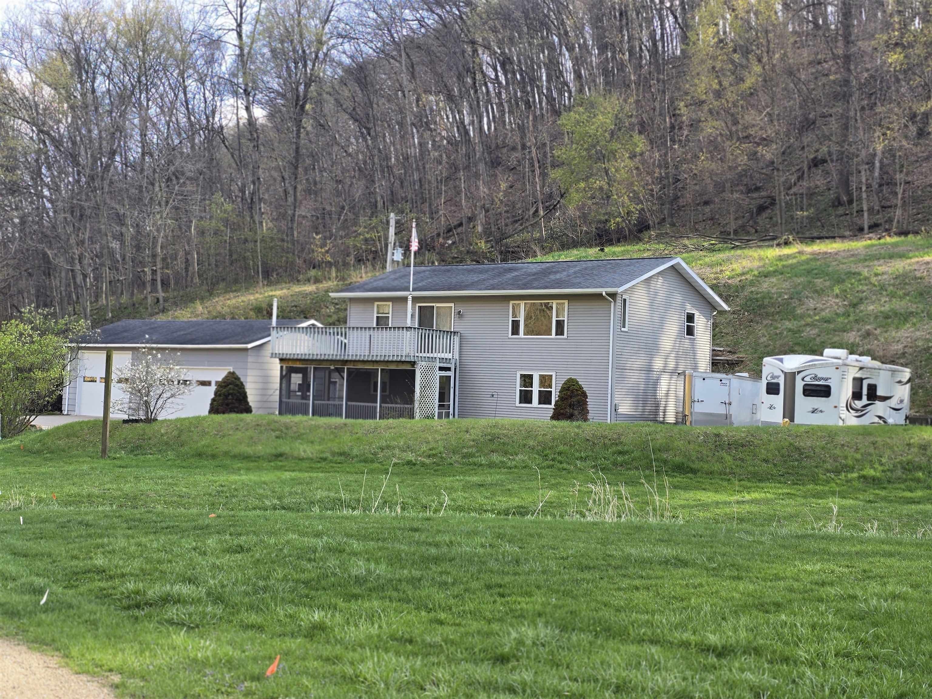 Single Family 3BR 2BA - 4811 Lynn Hollow Lane, Potosi, WI