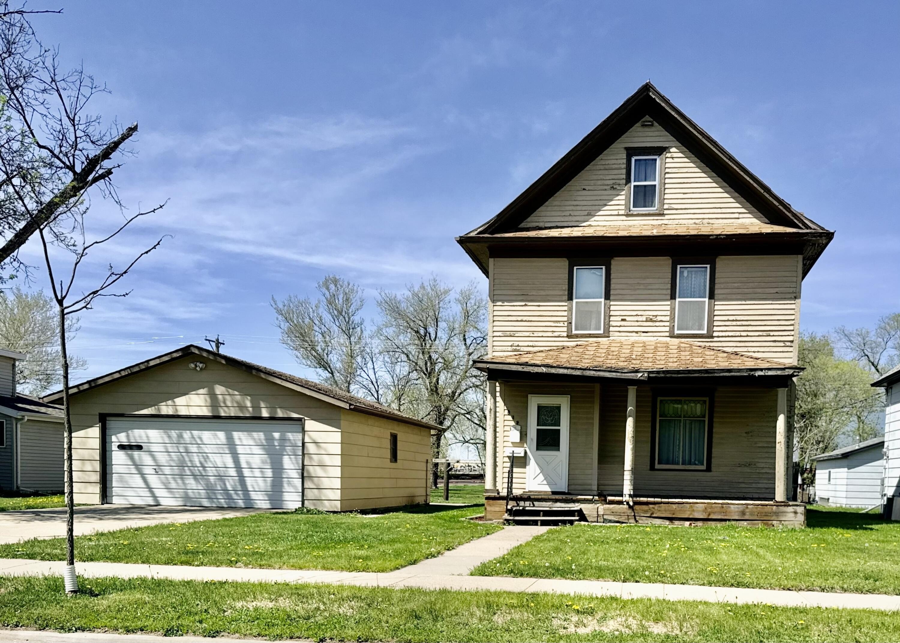 Single Family 4BR 3BA - 812 SW 3rd Avenue, Aberdeen, SD