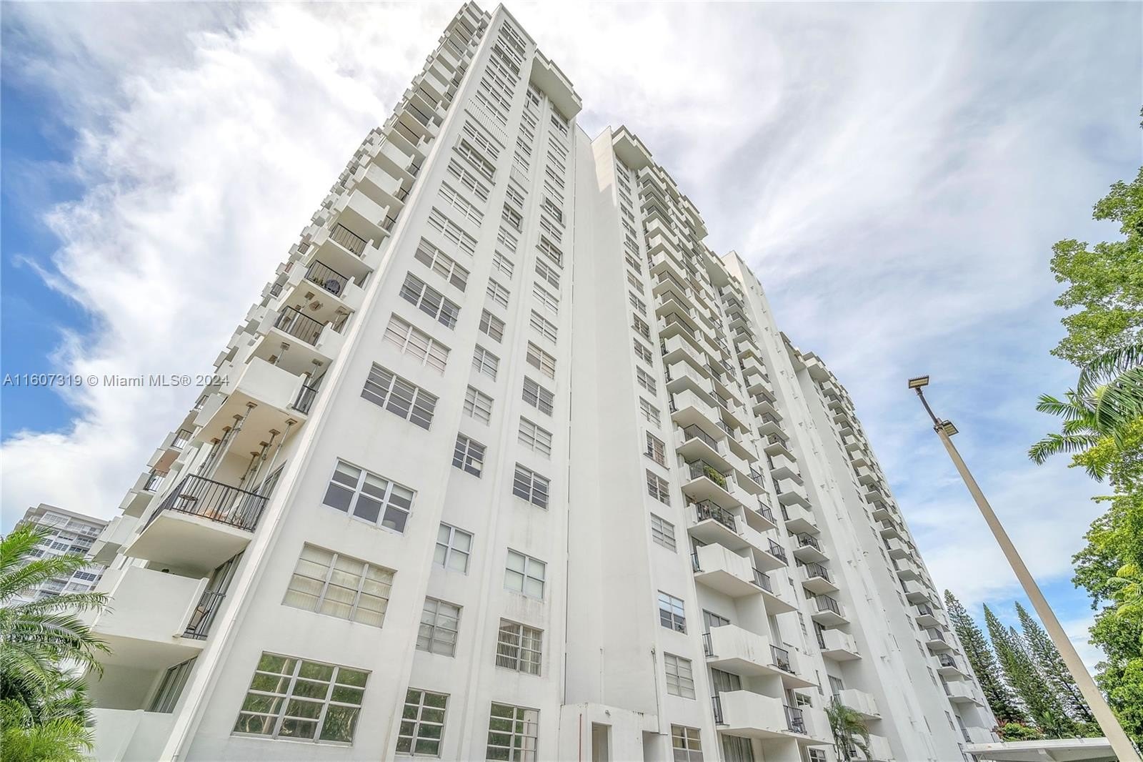 Condo 2BR 2BA - 2780 NE 183rd St, Aventura, FL