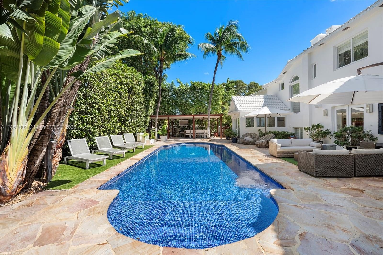 Single Family 6BR 7BA - 2701 N Bay Rd, Miami Beach, FL