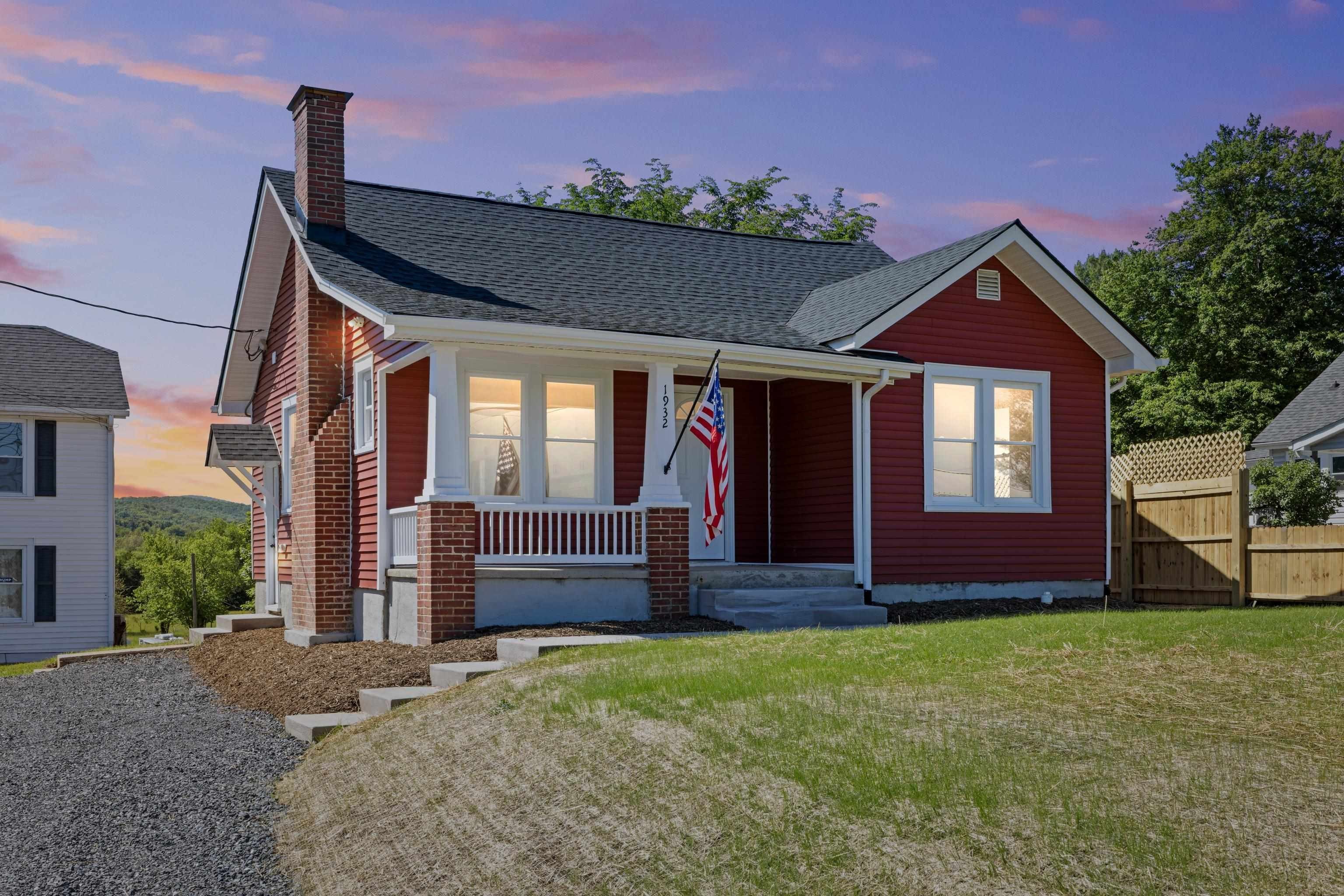 Single Family 2BR 2BA - 1932 LYNDHURST RD, WAYNESBORO, VA