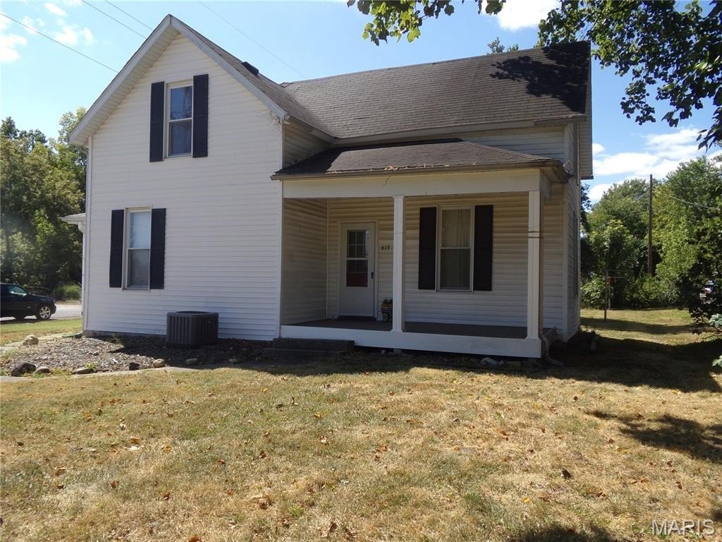 Single Family 4BR 3BA - 619 S 4th Street, Greenville, IL