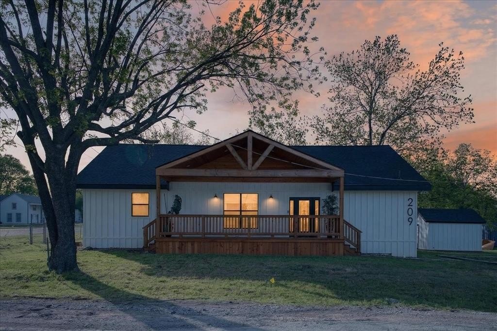 Single Family 4BR 3BA - 209 N Broad Street, Saint Jo, TX
