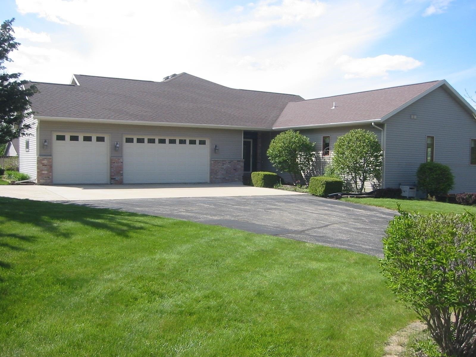 Single Family 7BR 4BA - N4723 Ridgeview Drive, Portage, WI